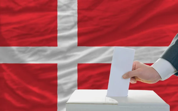 Człowiek głosowania w wyborach w Danii — Zdjęcie stockowe