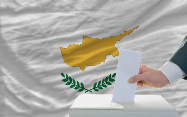 男人对塞浦路斯的选举投票 — 图库照片