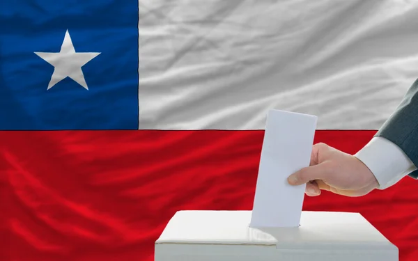 Człowiek głosowania w wyborach w chile — Zdjęcie stockowe