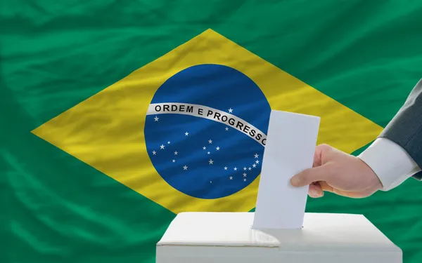 Człowiek głosowania w wyborach w Brazylii — Zdjęcie stockowe