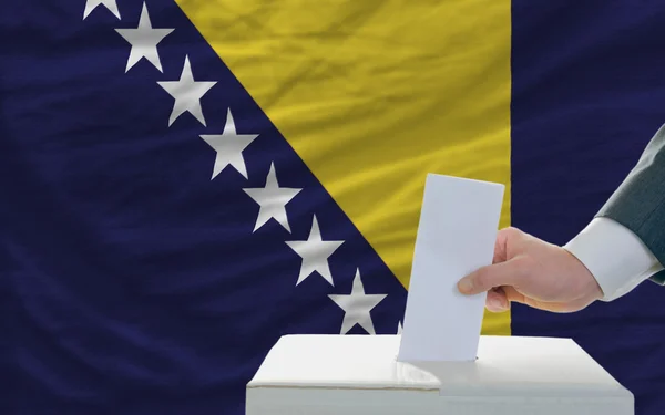 Mann stimmt über Wahlen in Bosnien-Herzegowina ab — Stockfoto