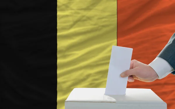 Votación del hombre sobre las elecciones en Bélgica — Foto de Stock