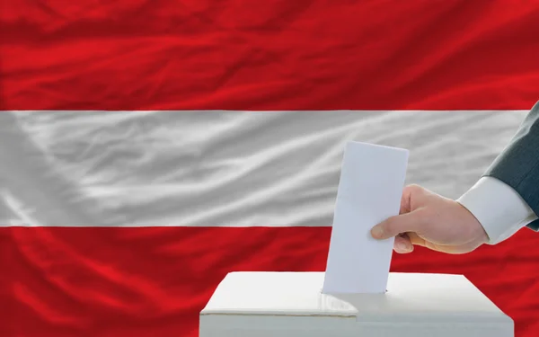 Homem votando nas eleições na Áustria — Fotografia de Stock