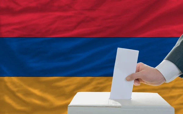 Człowiek głosowania w wyborach w Armenii — Zdjęcie stockowe
