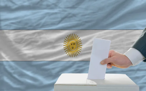 Muž hlasování o volbách v Argentině — Stock fotografie