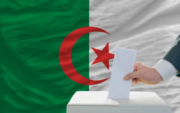 Uomo che vota per le elezioni in Algeria — Foto Stock