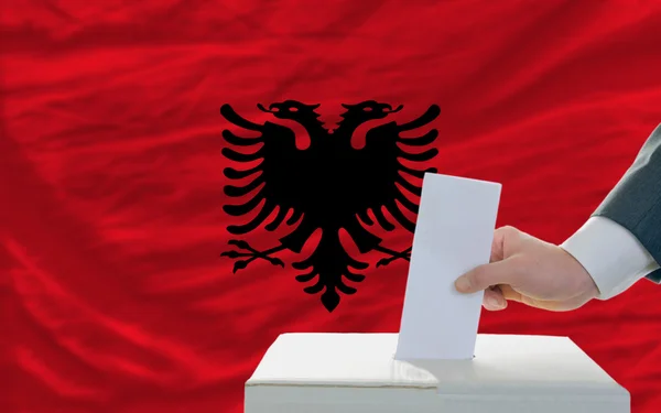 关于在阿尔巴尼亚选举投票的人 — 图库照片