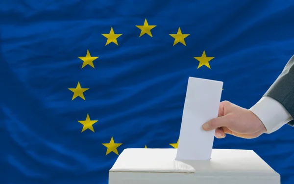 Votación del hombre sobre las elecciones en Europa Imagen de stock