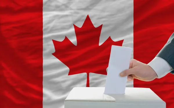 Hombre votando en las elecciones en Canadá Imágenes de stock libres de derechos