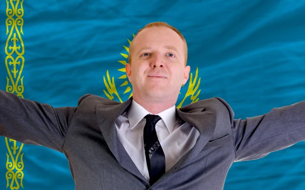 Feliz hombre de negocios debido a la inversión rentable en Kazajstán — Foto de Stock