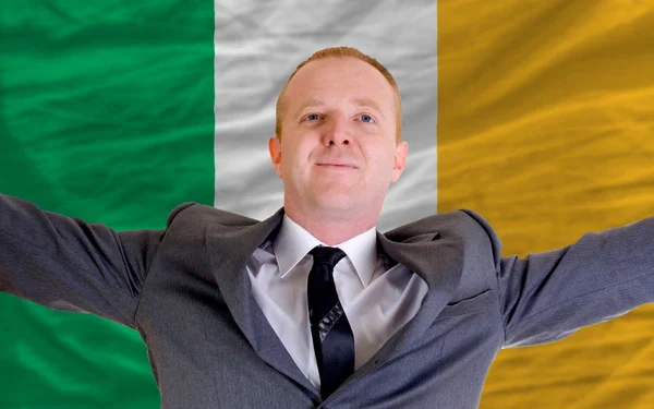 Empresário feliz por causa do investimento rentável na Irlanda st — Fotografia de Stock