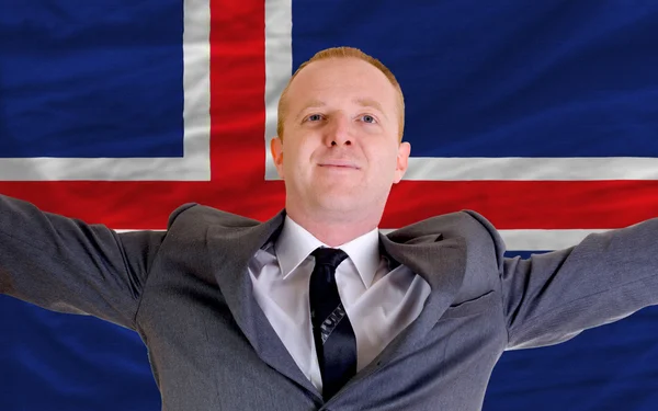 Biznesmen szczęśliwy z powodu zyskowną inwestycję w Islandii st — Zdjęcie stockowe