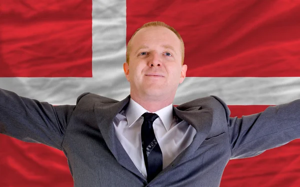 Homme d'affaires heureux en raison de l'investissement rentable au Danemark st — Photo