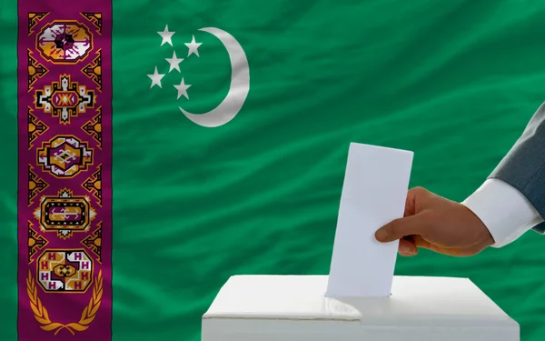 Mann bei der Stimmabgabe bei Wahlen in der Türkei vor Flagge — Stockfoto