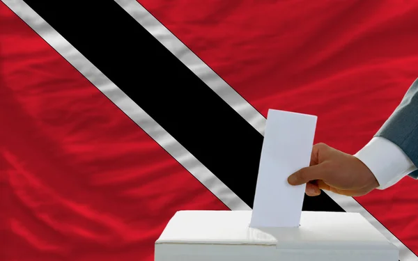 Uomo che vota per le elezioni in Trinidad Tobago davanti alla bandiera — Foto Stock