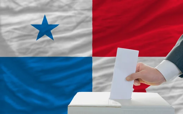 Człowiek głosowania w wyborach w Panamie przed flagą — Zdjęcie stockowe