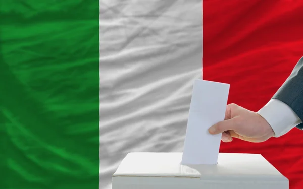 Człowiek głosowania w wyborach we Włoszech przed flagą — Zdjęcie stockowe