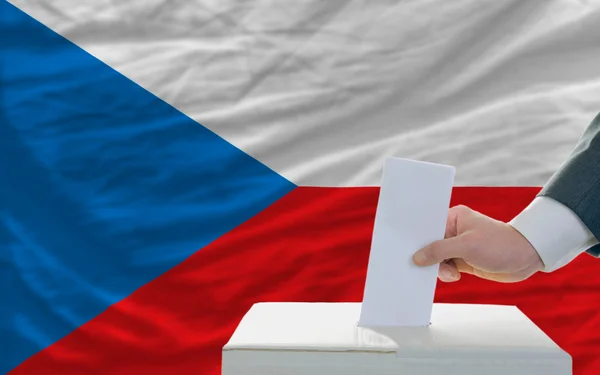 Man röstar om valen i tjeckiska framför flagga — Stockfoto
