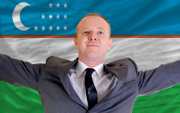 Счастливый бизнесмен благодаря выгодным инвестициям в Узбекистан — стоковое фото