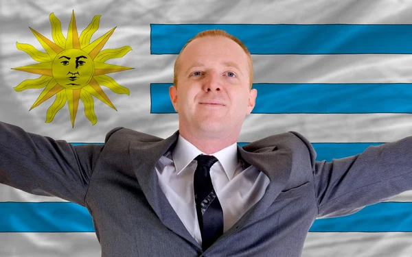 Hombre de negocios feliz debido a la inversión rentable en uruguay st —  Fotos de Stock