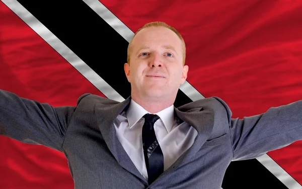 Glad affärsman på grund av lönsamma investeringar i trinidad t — Stockfoto