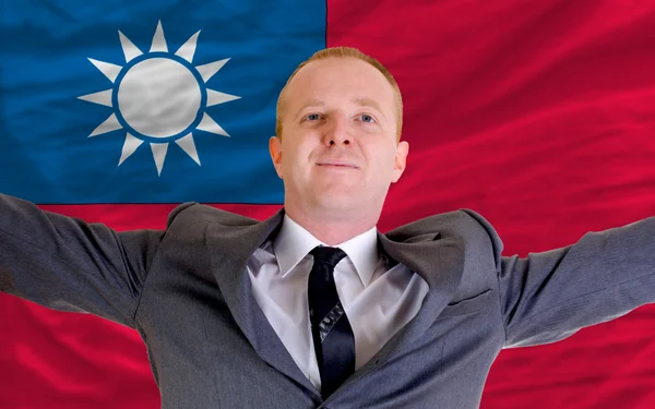 Счастливый бизнесмен из-за выгодных инвестиций в Тайван ста — стоковое фото