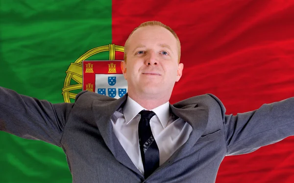 Biznesmen szczęśliwy z powodu zyskowną inwestycję w Portugalii s — Zdjęcie stockowe