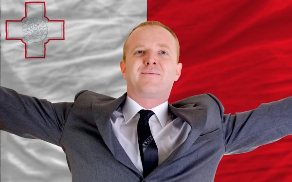 Glücklicher Geschäftsmann wegen profitabler Investition in Malta — Stockfoto