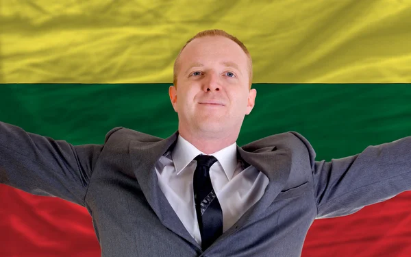 Hombre de negocios feliz debido a la inversión rentable en lituanía —  Fotos de Stock