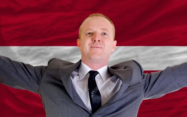 Счастливый бизнесмен благодаря выгодным инвестициям в Latvia sta — стоковое фото