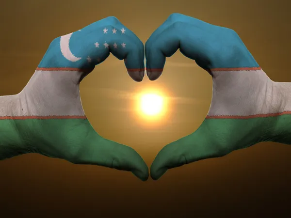 Hart en liefde gebaar door handen gekleurde in Oezbekistan vlag durin — Stockfoto