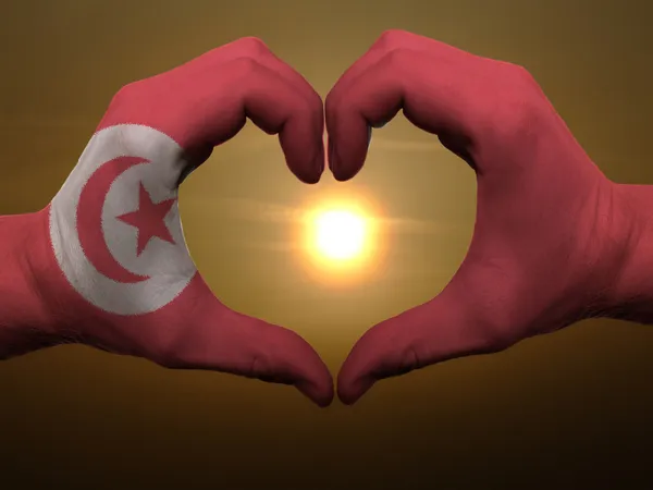 Szív és a szeretet gesztusa, kezében színes Tunézia zászló alatt b — Stock Fotó