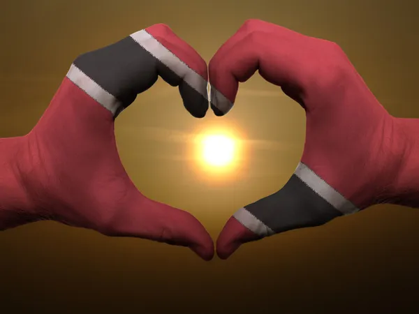 Coração e gesto de amor por mãos coloridas em trinidad tobago bandeira — Fotografia de Stock