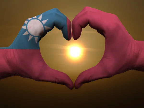 Είναι η καρδιά και η αγάπη χειρονομία από χέρια χρωματισμένη με σημαία της Ταϊβάν κατά — Φωτογραφία Αρχείου