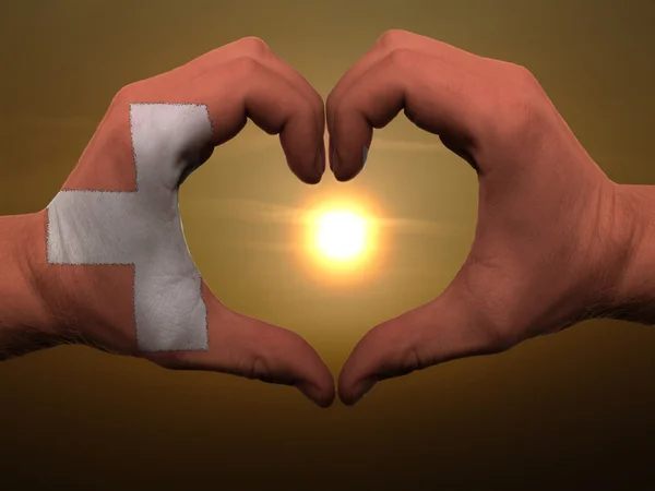 Corazón y gesto de amor con las manos coloreadas en bandera suiza durante bea — Foto de Stock
