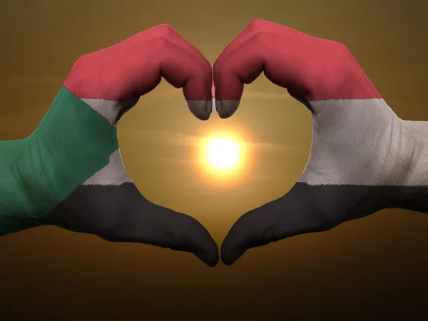 Corazón y el gesto de amor por las manos de color en la bandera de Sudán durante bea —  Fotos de Stock