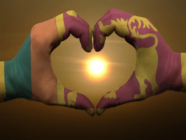 Coração e gesto de amor por mãos coloridas em bandeira srilanka durante — Fotografia de Stock