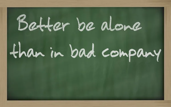 " Mejor estar solo que en mala compañía "escrito en una pizarra — Foto de Stock