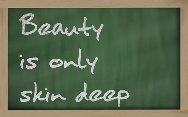 " Güzellik sadece deri derin " bir tahta üzerinde yazılı — Stok fotoğraf