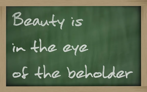" A beleza está no olho do espectador "escrito em um quadro negro — Fotografia de Stock
