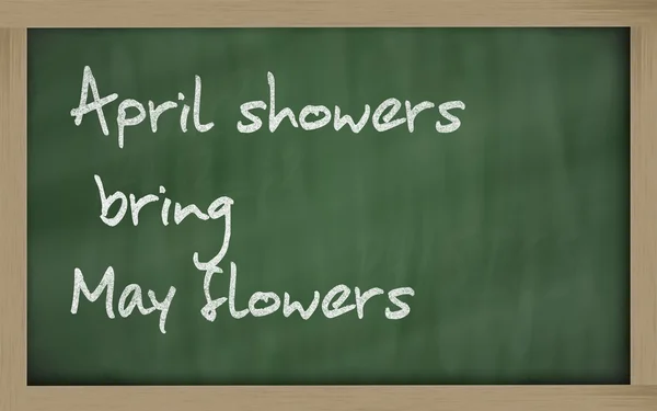 " 4 월 소나기 는 칠판에 쓰여진 5 월 꽃 "을 가져온다. — 스톡 사진