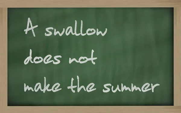 " Een zwaluw maakt de zomer niet "geschreven op een Blackboard — Stockfoto