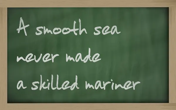 " Плавне море ніколи не робило досвідченого моряка " написаного на чорному — стокове фото