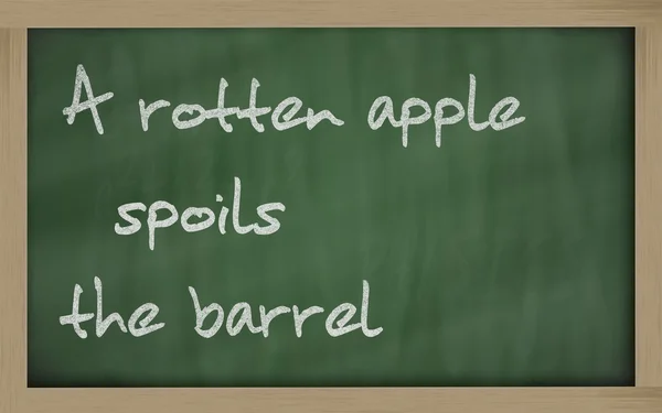 " Een rotte appel verwent het vat "geschreven op een Blackboard — Stockfoto