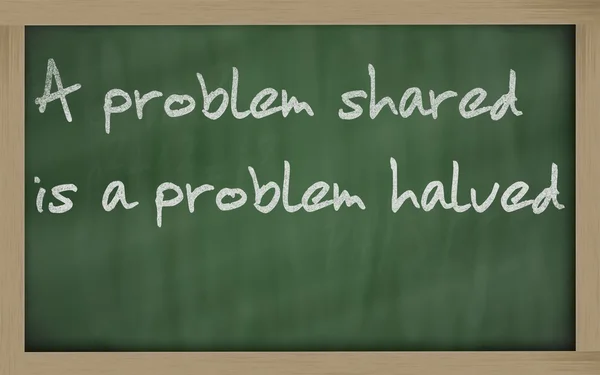 " Paylaşılan bir sorun bir sorun yarıya " bir kara tahta üzerinde yazılı — Stok fotoğraf