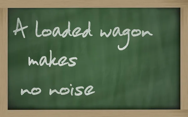 " Um vagão carregado não faz barulho "escrito em um quadro-negro — Fotografia de Stock