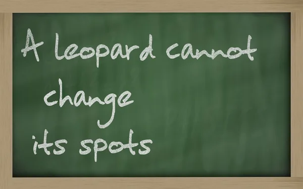 " Un leopardo non può cambiare le sue macchie "scritto su una lavagna — Foto Stock
