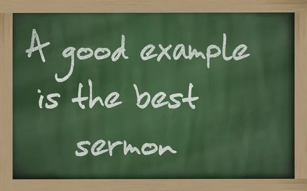 " Хорошим примером является лучшая проповедь ", написанная на доске — стоковое фото