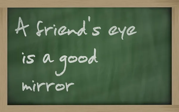 " En väns öga är en bra spegel "skriven på en svart tavla — Stockfoto