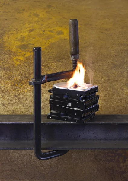 Zásobník spalování pevných disků se svorkou — Stock fotografie